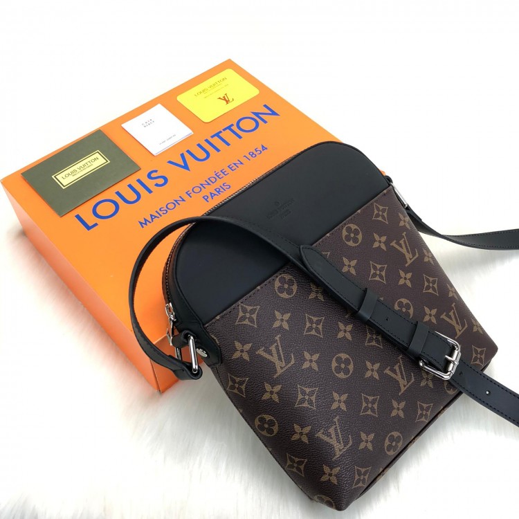 LOUİS VUİTTON DİSTRİCY POCHETTE CLASSİC